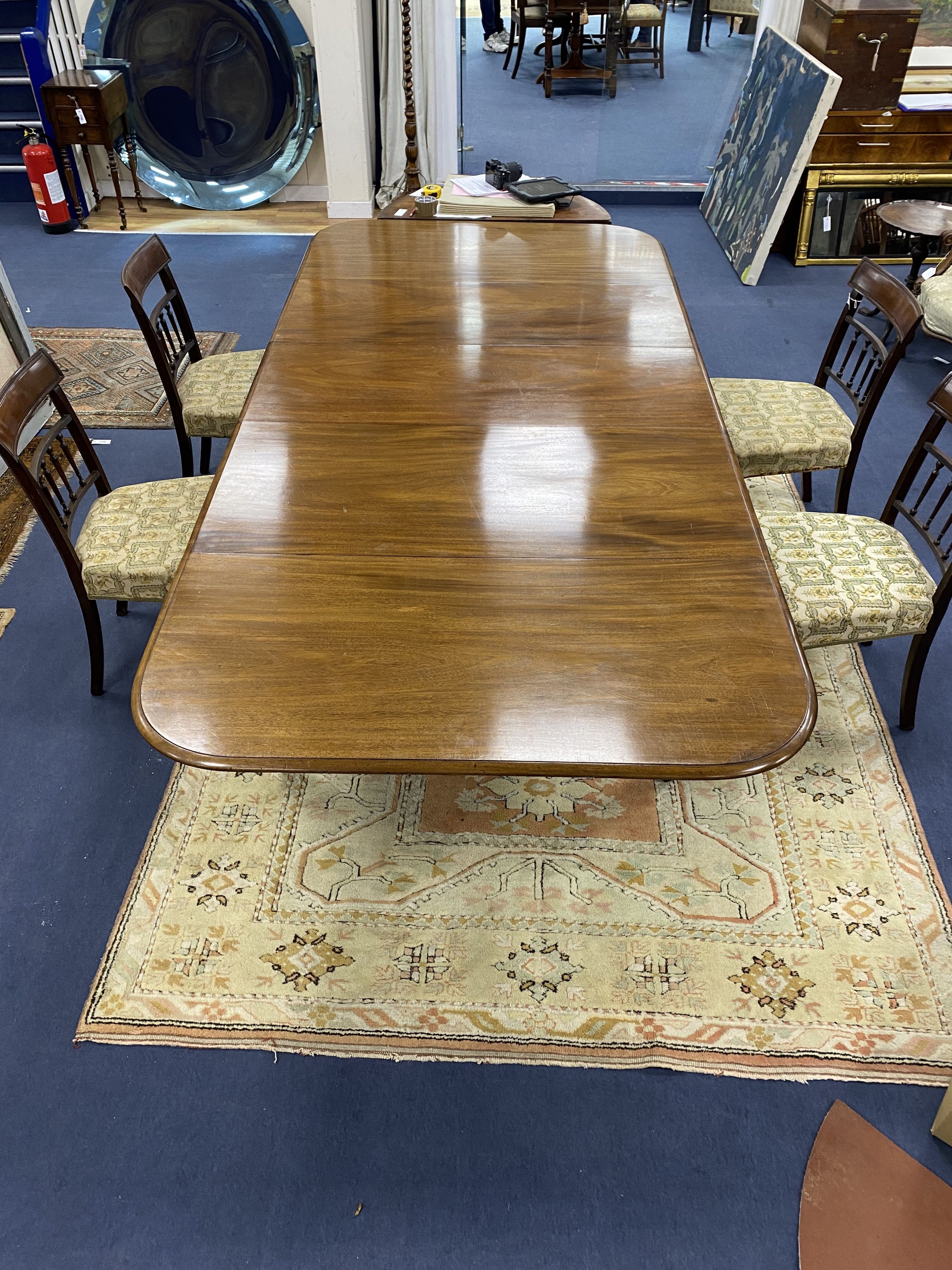 A Victorian mahogany extending dining table, 274cm extended, three spare leaves, width 130cm, height 73cm